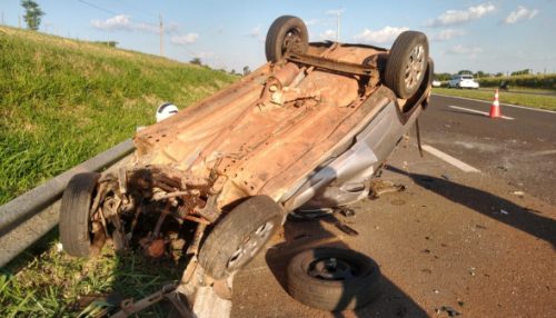 Carro invade pista contrária e atinge dois veículos, condutor morre no acidente
