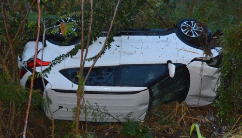 Homem fica ferido após capotar veículo na manhã deste domingo em Parapuã