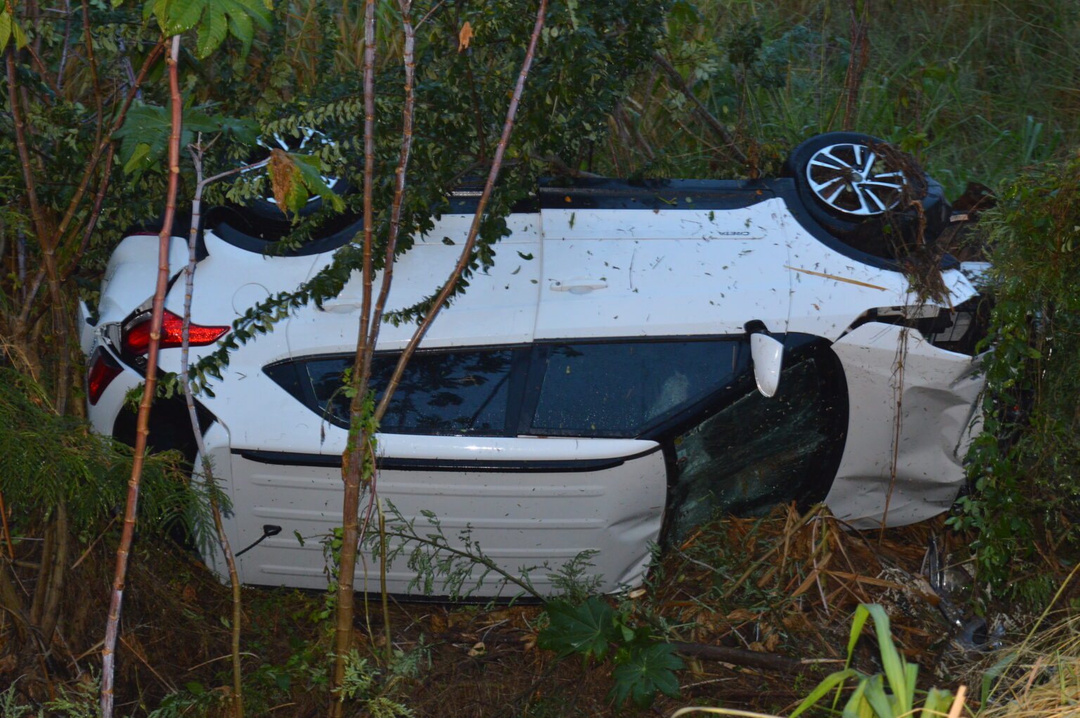 Homem fica ferido após capotar veículo na manhã deste domingo em Parapuã
