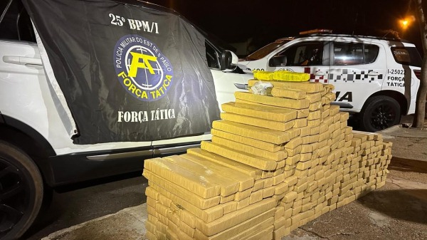 Polícia Militar faz grande apreensão de maconha em Osvaldo Cruz, levada em veículo de luxo