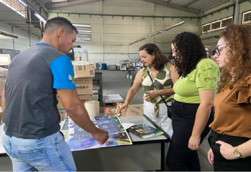Alunas de Publicidade e Propaganda realizam visita  técnica a agências e gráficas em Araçatuba e Bauru