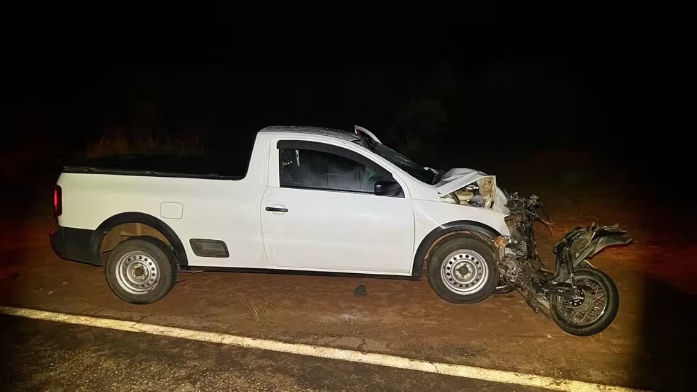 Motociclista morre após sair de estrada rural e bater contra carro