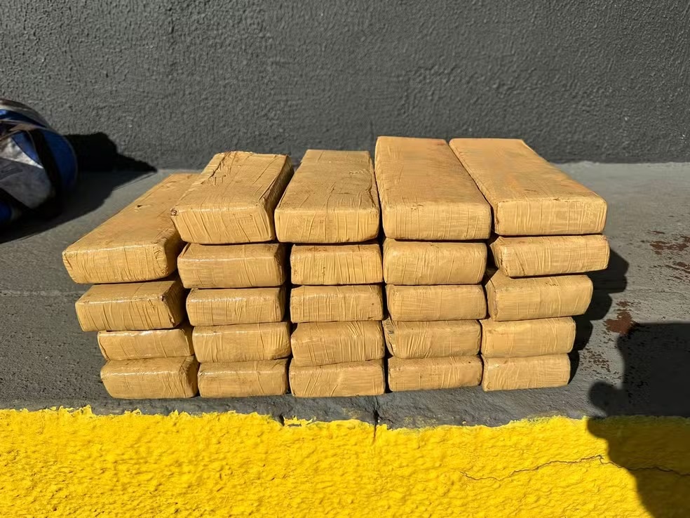 Jovem é presa com 24 tabletes de maconha escondidos dentro de mala de viagem