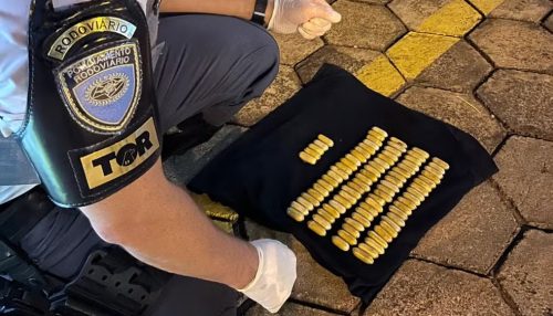 Passageiro boliviano é preso em ônibus após ingerir 85 cápsulas de cocaína