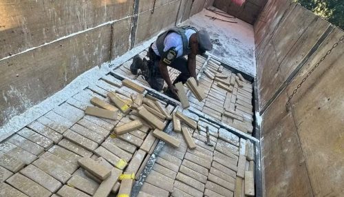 Fiscalização policial apreende mais de uma tonelada de maconha em fundo falso de semirreboque