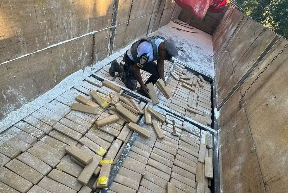 Fiscalização policial apreende mais de uma tonelada de maconha em fundo falso de semirreboque