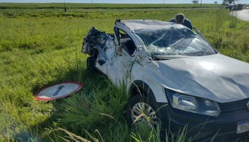 Capotamento de picape deixa motorista ferido em entroncamento de rodovias