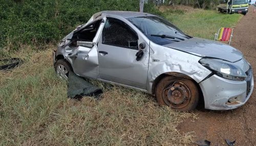 Passageiro é arremessado para fora de carro durante capotamento e morre