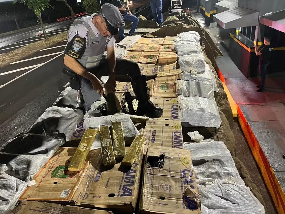 Operação policial apreende 2,5 toneladas de maconha escondidas em carga de fécula de mandioca