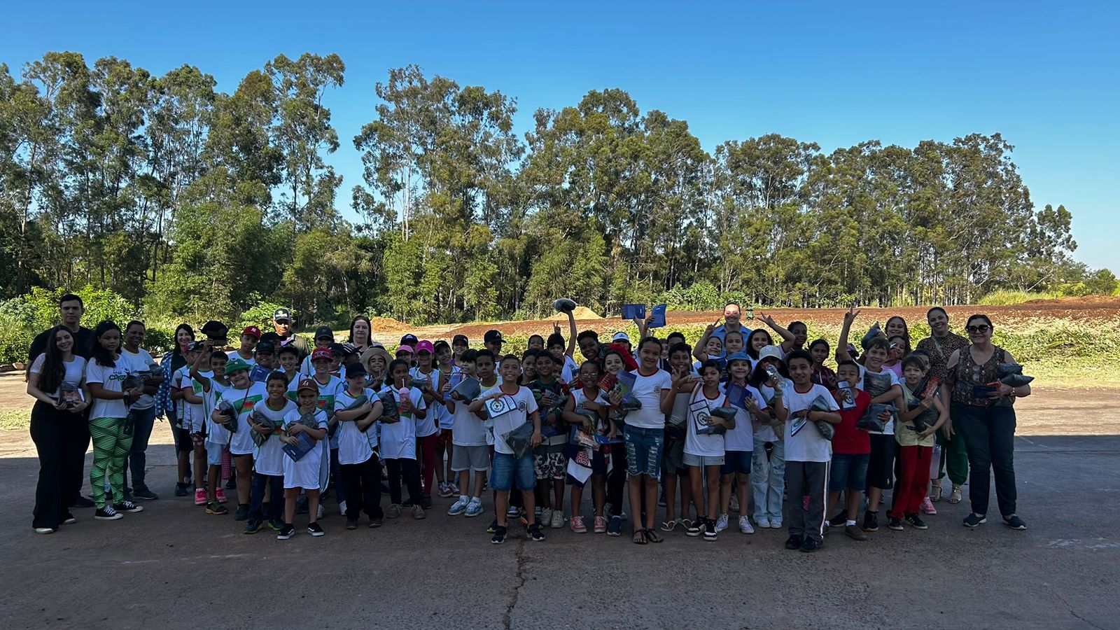 Alunos das escolas municipais Eurico, Navarro e Teruyo conhecem o Centro de Compostagem do município de Adamantina