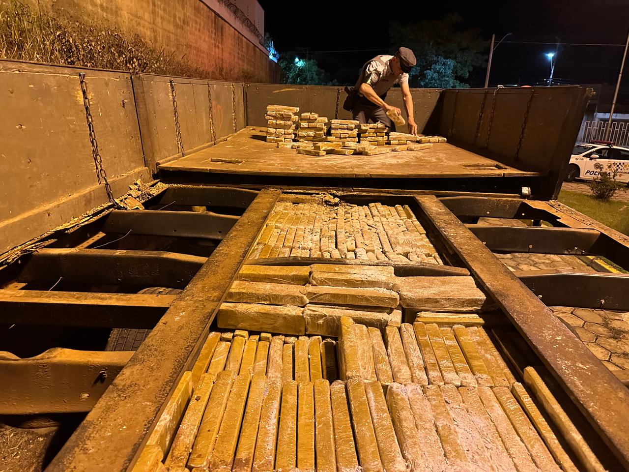 Fundo falso e droga escondida em pneu: polícia apreende 1,4 tonelada de maconha em SP-425