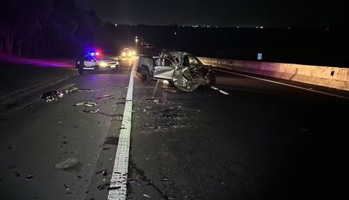 Jovem de 20 anos morre em colisão traseira entre carro e carreta