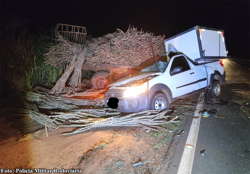 Colisão entre carro e trator, mata jovem de 28 anos na rodovia