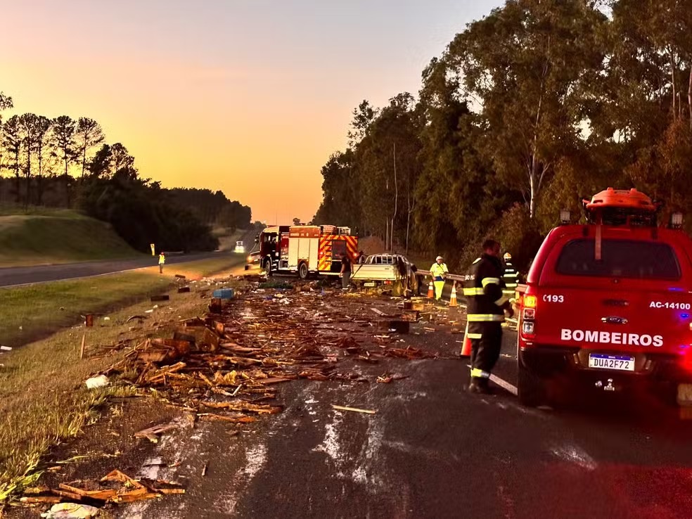 Caminhonete capota e espalha carga de mel na Rodovia