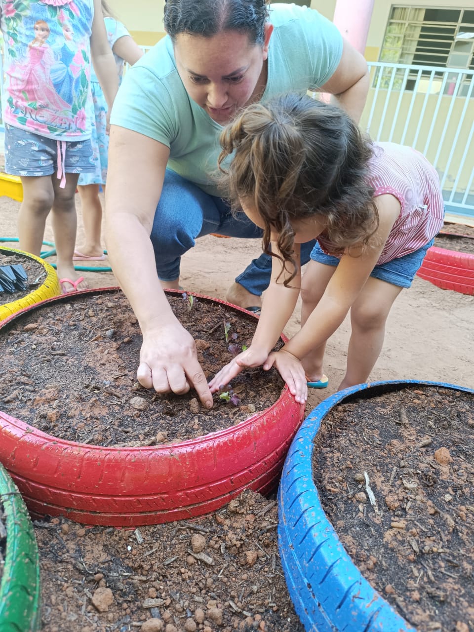EMEI Criança Feliz implanta horta na escola em parceria com a SAAMA