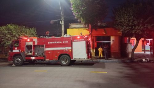Incêndio destrói parcialmente dois prédios comerciais no centro de Osvaldo Cruz