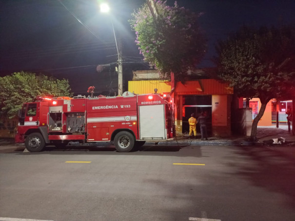 Incêndio destrói parcialmente dois prédios comerciais no centro de Osvaldo Cruz