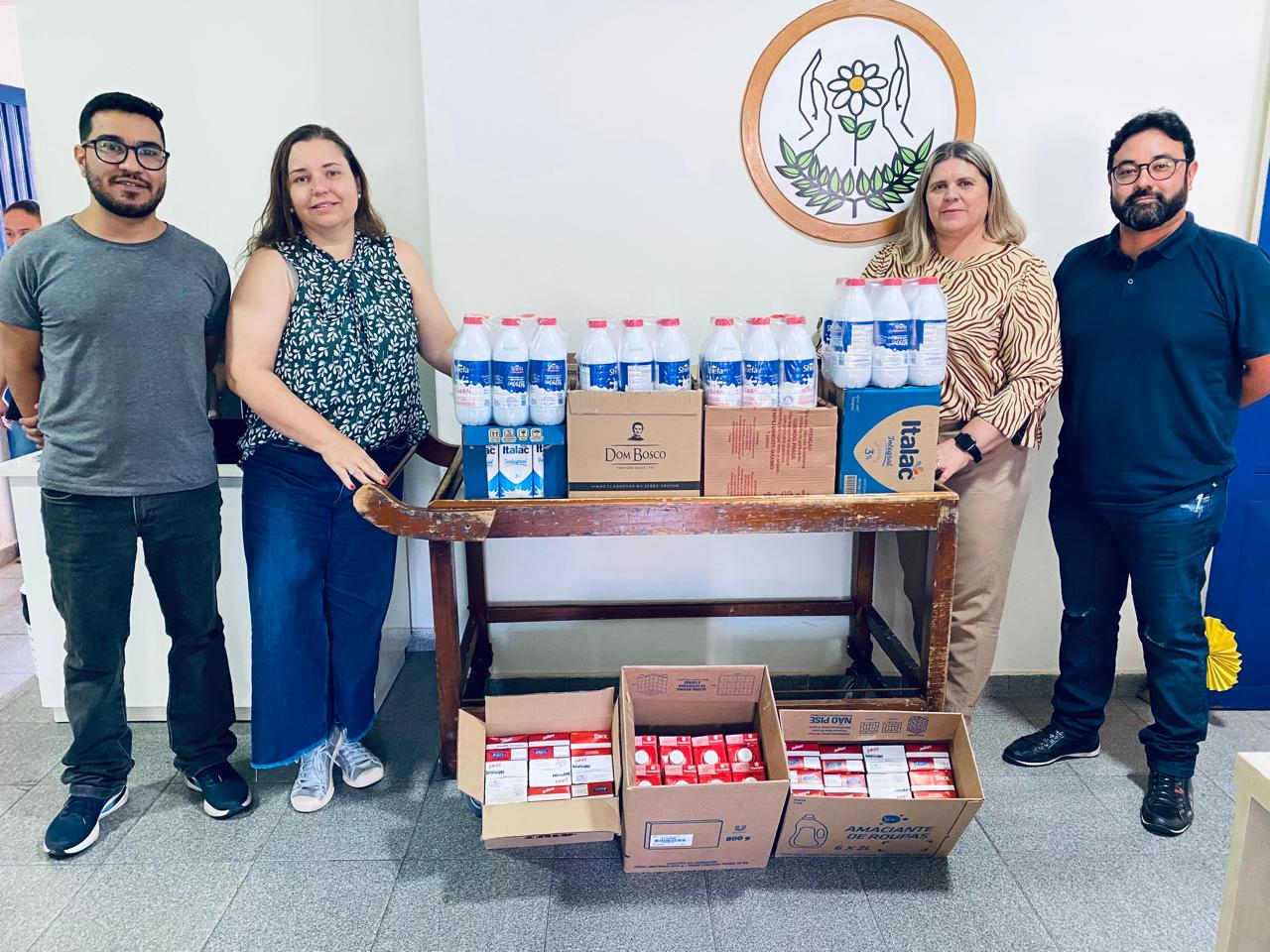 FATEC Adamantina doa 145 litros de leite para APAE.