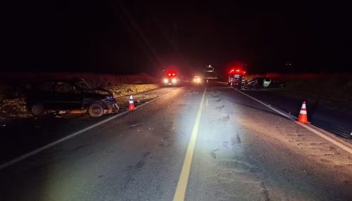 Idoso morre e três pessoas ficam feridas após acidente entre carros