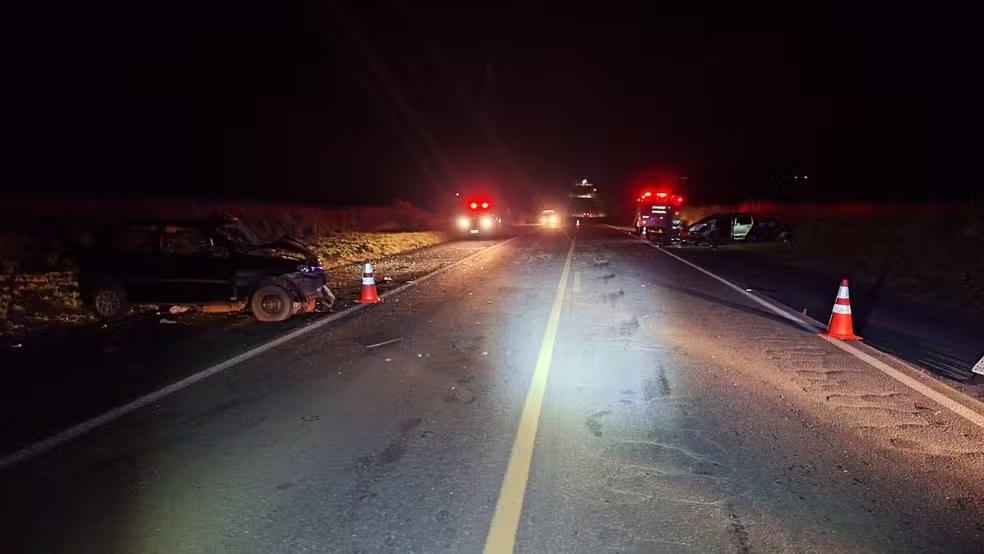 Idoso morre e três pessoas ficam feridas após acidente entre carros