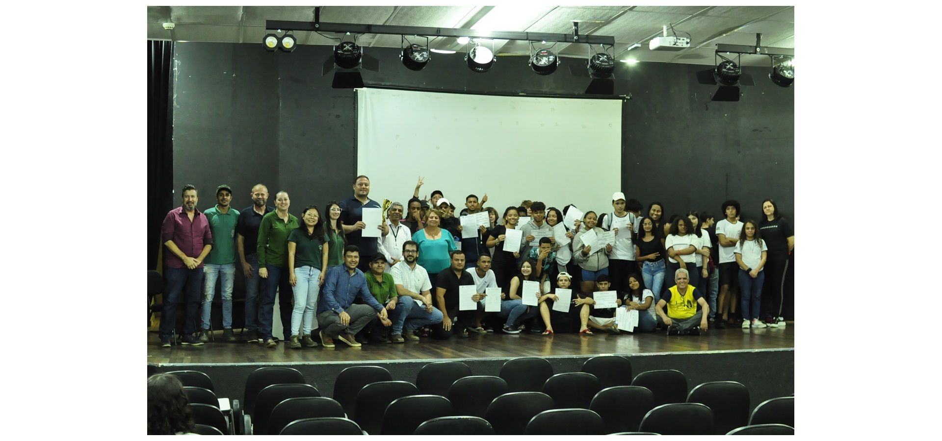 Alunos da EE Helen Keller recebem certificados e moção de congratulações e aplausos