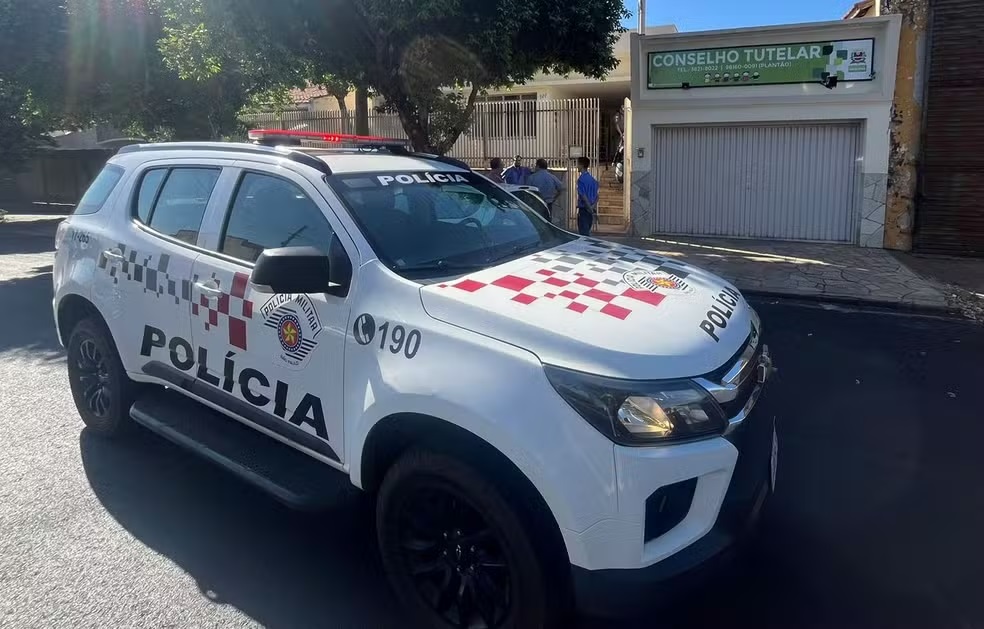 Jovem é presa depois de esfaquear escriturária, ameaçar de morte conselheira tutelar e danificar patrimônio público