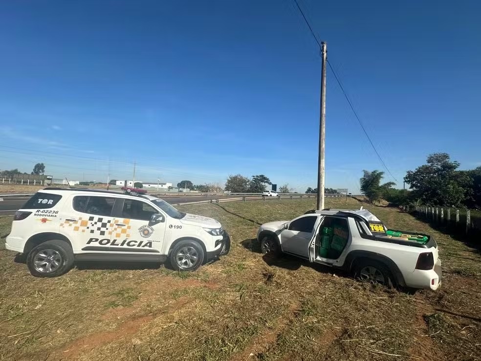 Motorista tenta escapar de abordagem policial, mas acaba preso com picape lotada de mais de 800kg de maconha
