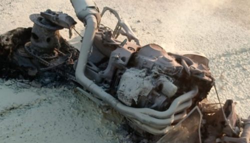 Homem fica ferido após perder controle da moto, que pegou fogo e ficou destruída na SP-294