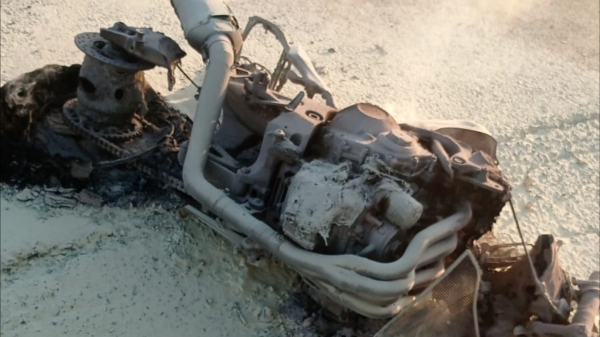 Homem fica ferido após perder controle da moto, que pegou fogo e ficou destruída na SP-294