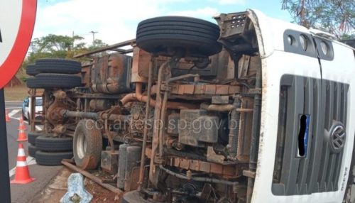 Caminhão carregado com lixo tomba na SP-294, em Osvaldo Cruz