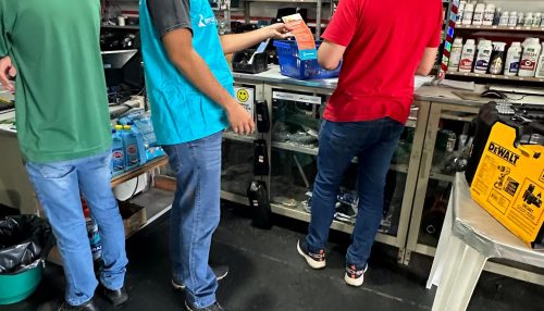 Equipes da Energisa visitam lojas da construção civil para alertar clientes sobre riscos de acidentes com a rede elétrica