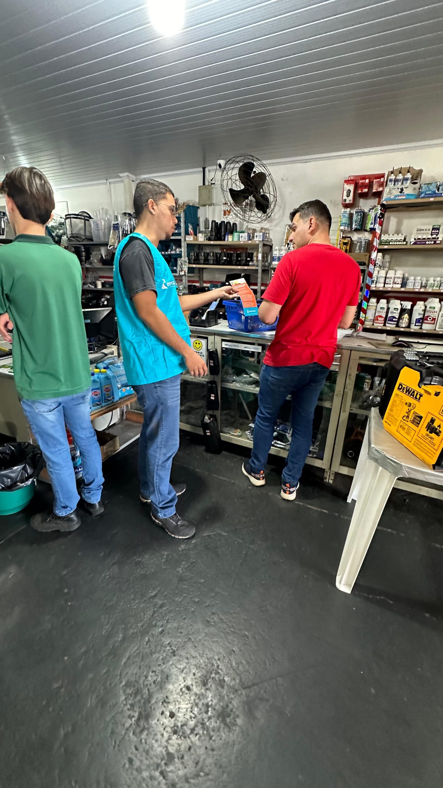 Equipes da Energisa visitam lojas da construção civil para alertar clientes sobre riscos de acidentes com a rede elétrica