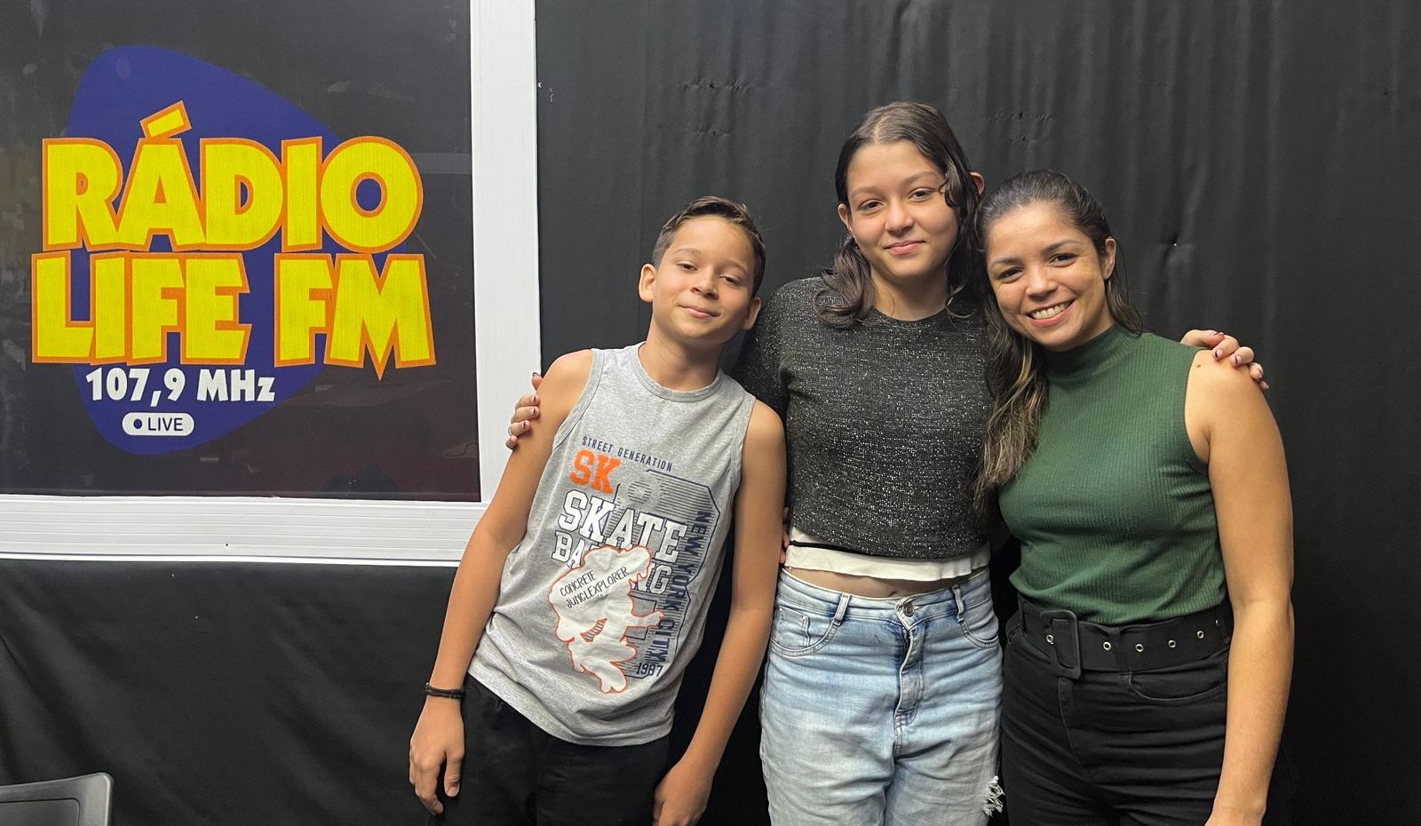 Exposição fotográfica realizada por alunos do Jardim Brasil dos trilhos pra cá.