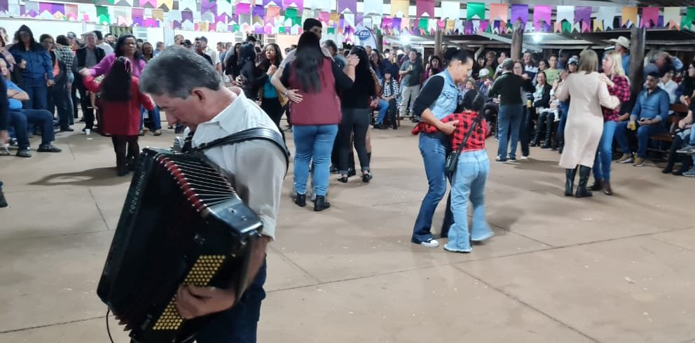 Com alegria e diversão: “ Baile na Roça ” contagia público de Adamantina e região na tradicional festa Julina do Bairro Tupãzinho.