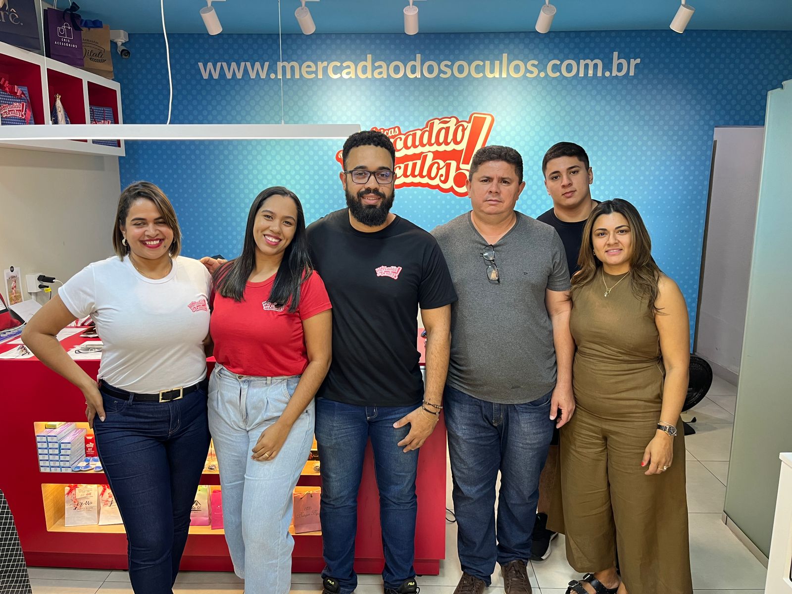 Mercadão dos Óculos comemora um ano em Adamantina.