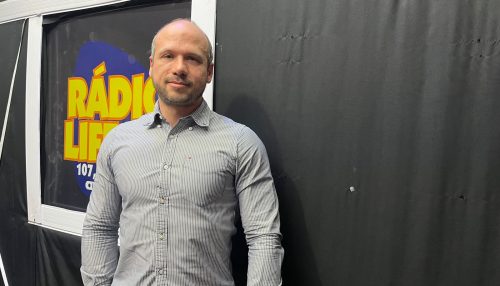 Dr. Mario Gregório, Cirurgião Plástico, realiza simulação computadorizada antes da cirurgia