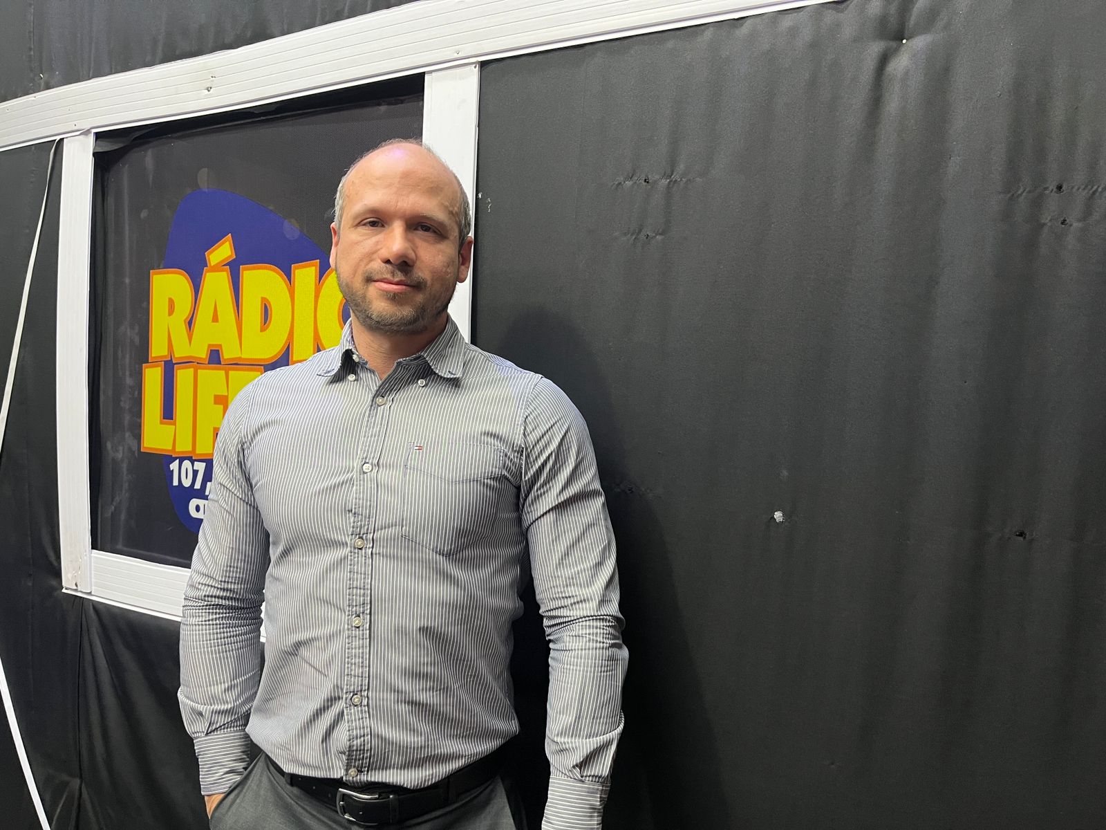 Dr. Mario Gregório, Cirurgião Plástico, realiza simulação computadorizada antes da cirurgia