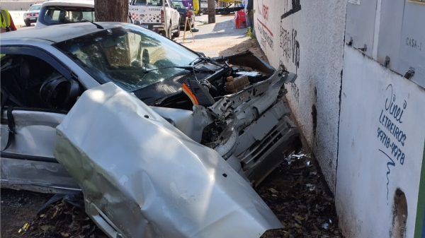 Após mal súbito enquanto dirigia, homem perde controle do veículo e colide em muro, em Adamantina