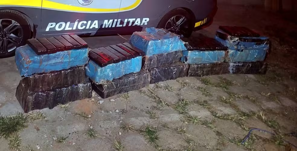 Motorista é preso com 300 kg de maconha após caminhão quebrar na Rodovia