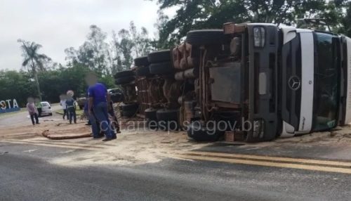 Bitrem tomba e carga atinge veículo na SP-294