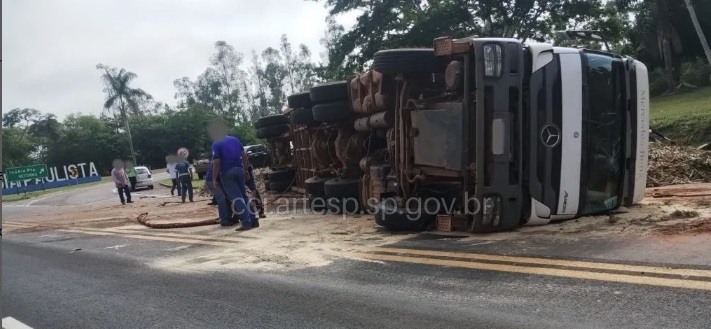 Bitrem tomba e carga atinge veículo na SP-294