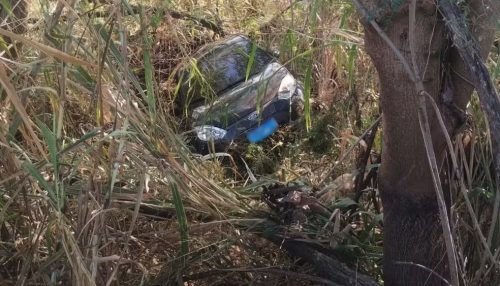 Motorista perde o controle da direção na Rodovia Comandante João Ribeiro de Barros e carro cai em ribanceira