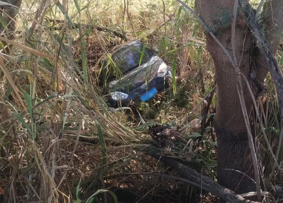 Motorista perde o controle da direção na Rodovia Comandante João Ribeiro de Barros e carro cai em ribanceira