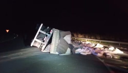 Caminhão carregado com farinha tomba após motorista perder o controle da direção na Rodovia