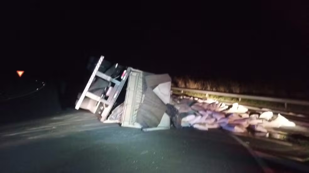 Caminhão carregado com farinha tomba após motorista perder o controle da direção na Rodovia