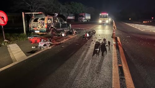 Homem morre após acidente de trânsito envolvendo duas motocicletas e uma caminhonete