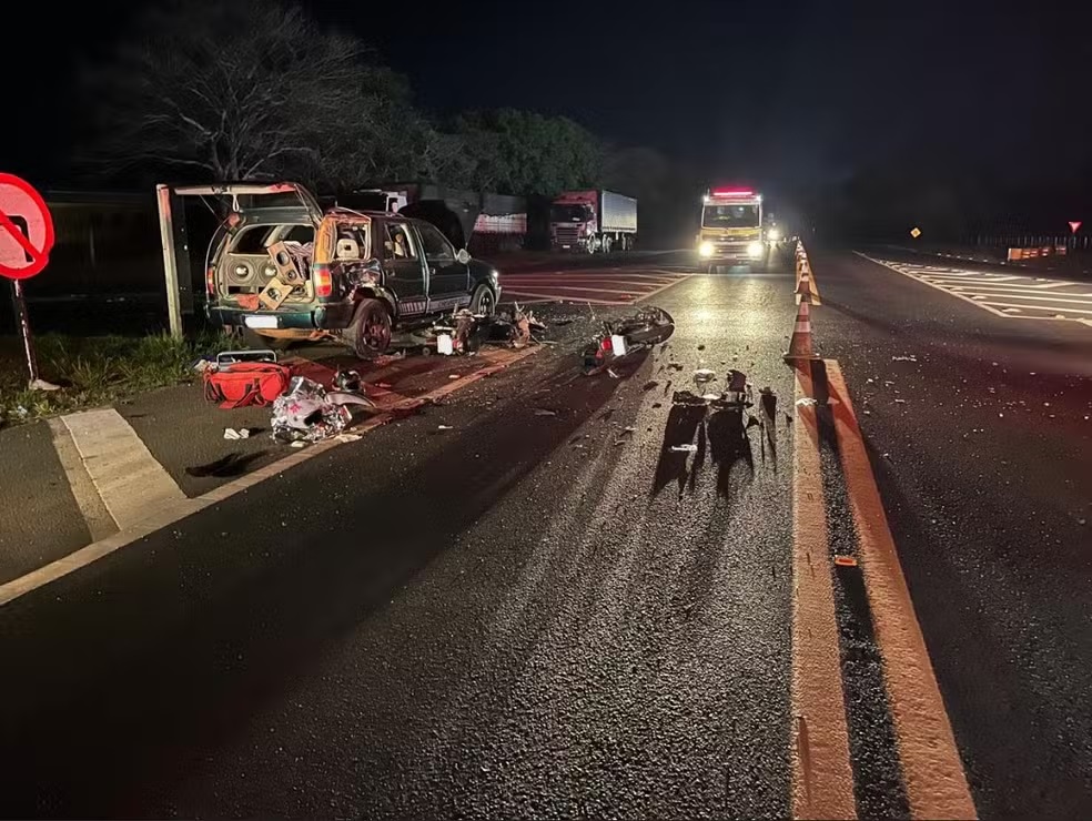 Homem morre após acidente de trânsito envolvendo duas motocicletas e uma caminhonete