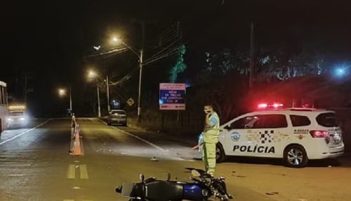 Motociclista fica gravemente ferido após ser atingido por carro dirigido por adolescente embriagado