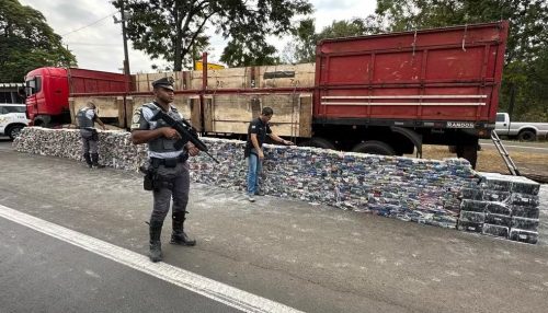 Homem é preso com mais de 3 toneladas de maconha escondidas em fundo falso de caminhão
