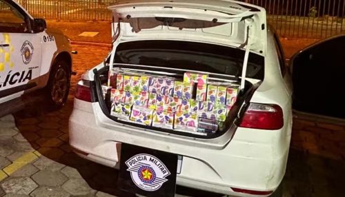 Homem acelera carro ao ver viatura e acaba preso por contrabandear 1,4 mil cigarros eletrônicos